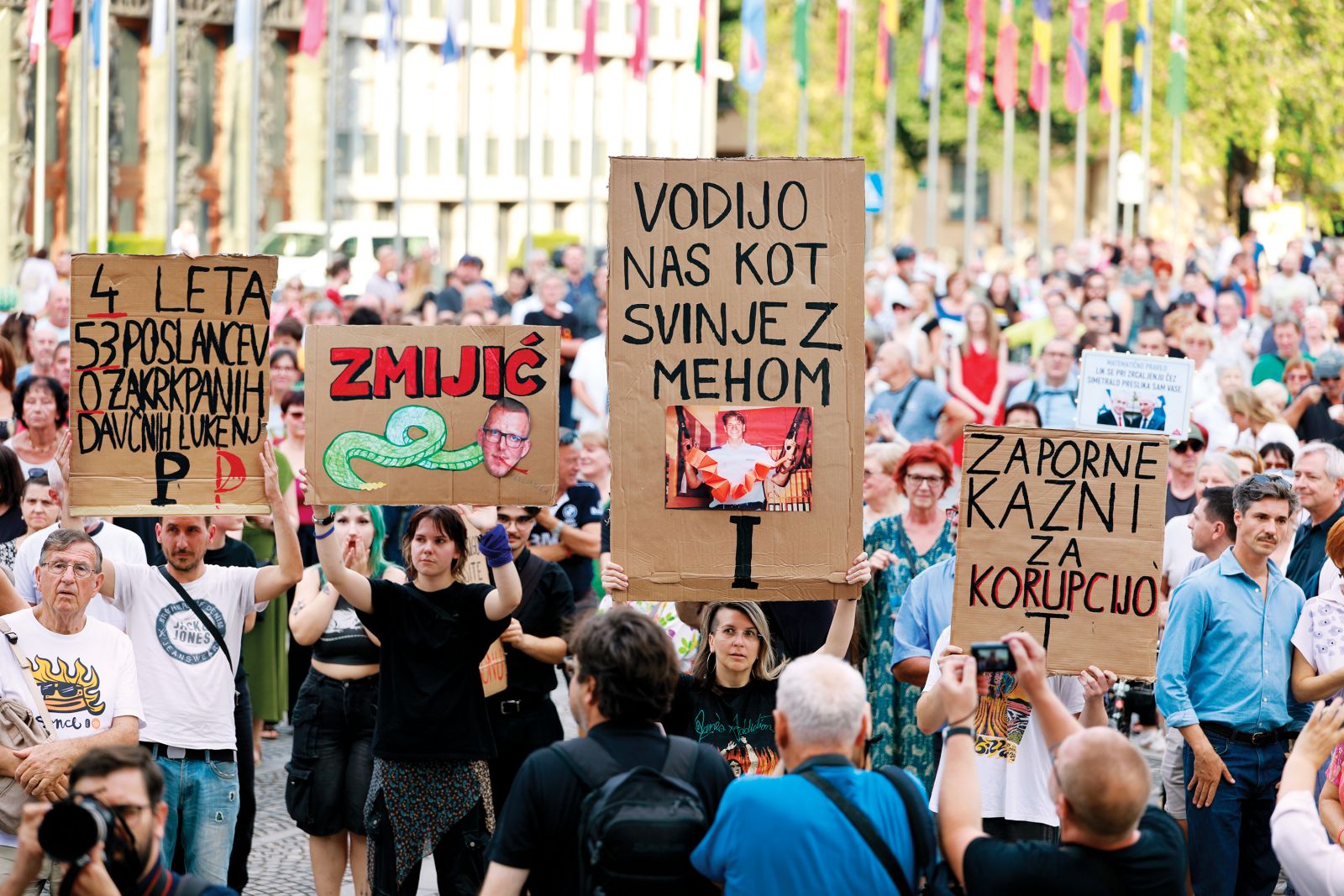 Prvi protest zoper četrto Janševo vlado na Trgu republike v Ljubljani | Gašper Lešnik