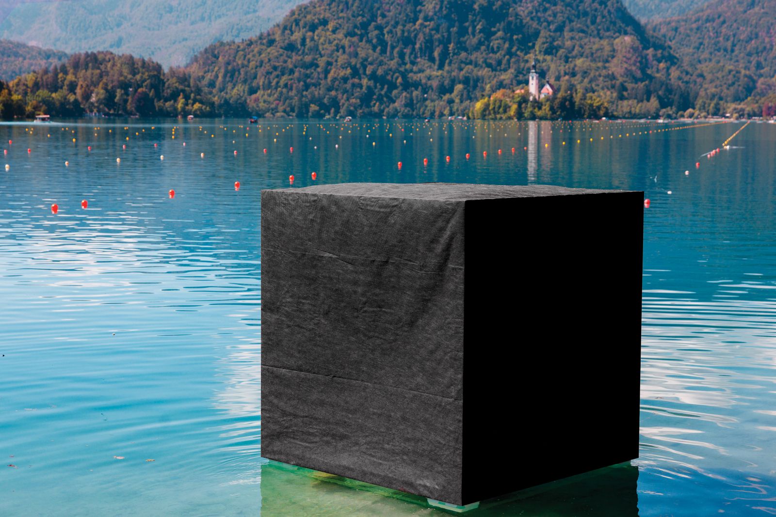 Spomenik aferi Black Cube na Bledu, ki simbolizira eno najnižjih točk slovenske zunanje politike, koalicijo z izraelskim genocidnim režimom Benjamina Netanjahuja.