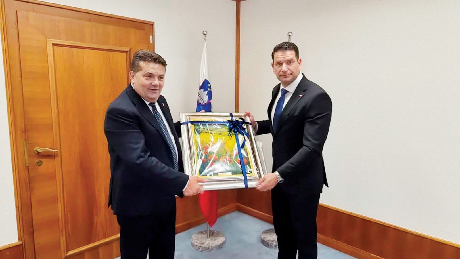 Slovenija je doslej podpirala enotno in stabilno BiH. Novi predsednik državnega zbora Zoran Stevanović pa je v poslopju parlamenta sprejel Nenada Stevandića, predsednika parlamenta ene od entitet v Bosni, Republike Srbske, ki se želi odcepiti in se bolj povezati s Srbijo.