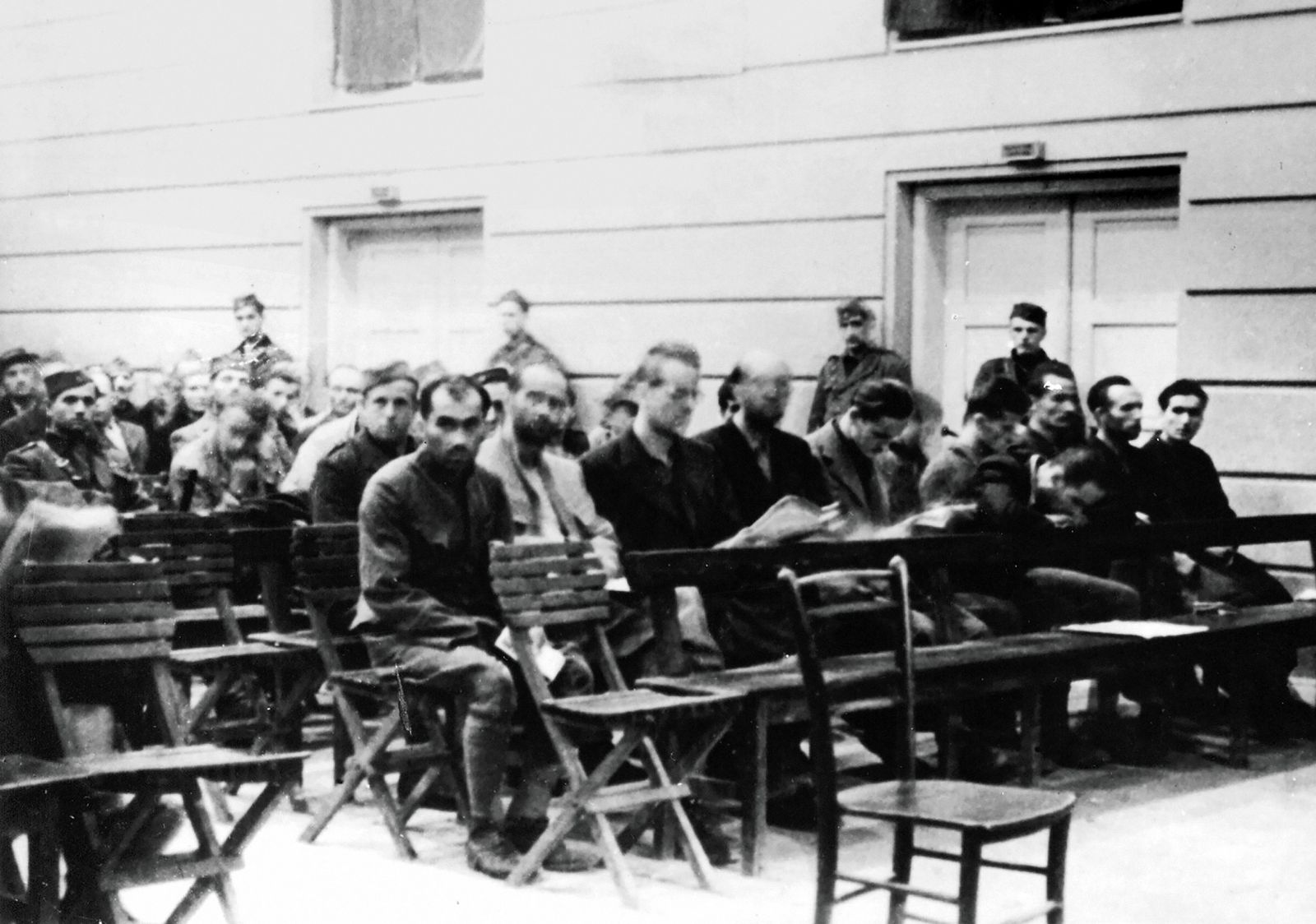 Sojenje pripadnikom vaških straž na Kočevskem procesu jeseni leta 1943 