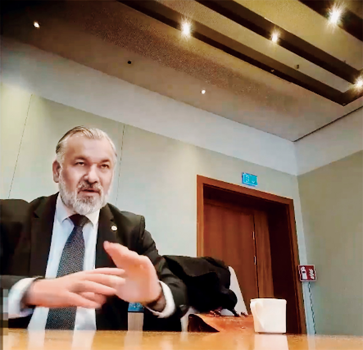 Jože Oberstar na pogovoru z operativcem službe Black Cube na Dunaju