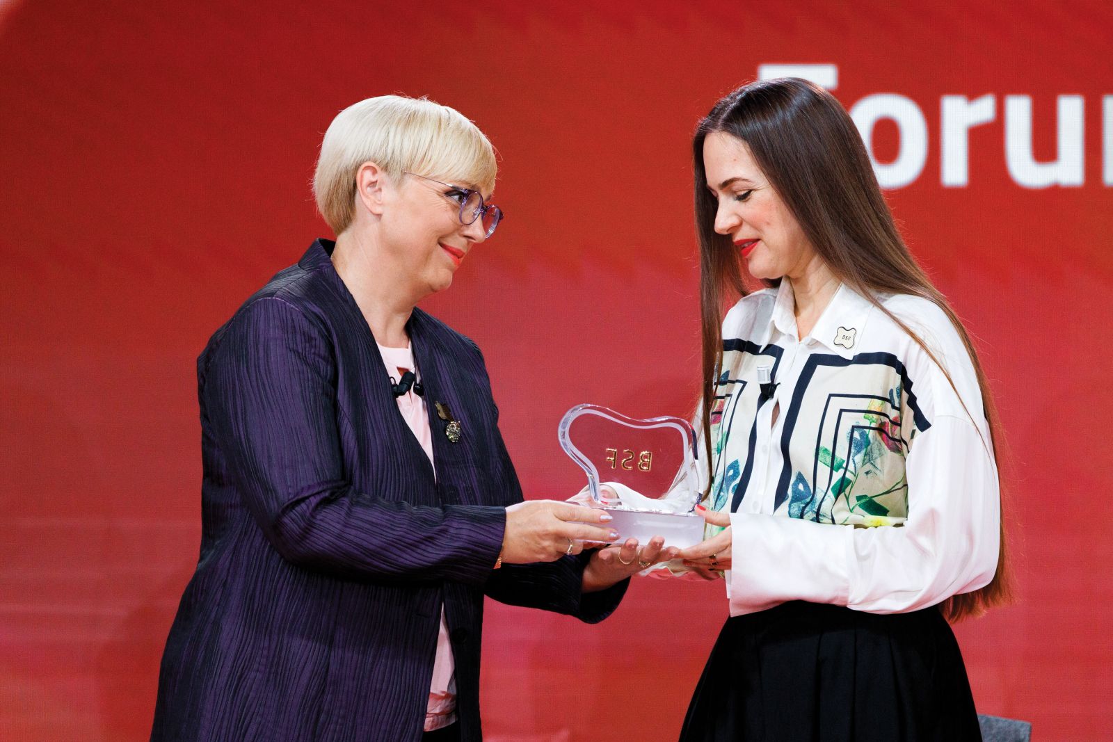 nataša Pirc Musar je Oleksandri Matvijčuk podelila posebno nagrado Blejskega strateškega foruma za izjemnega partnerja 2026. nagrado je prejela za svoje delo pri dokumentiranju vojnih zločinov v ukrajini.