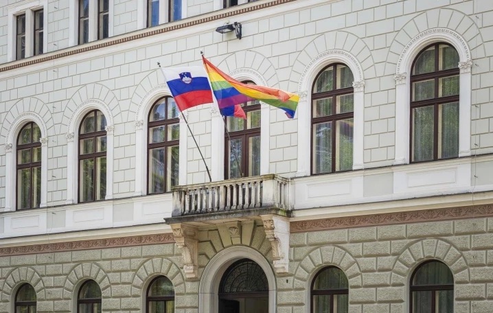 Prepoved mavrične zastave