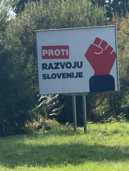 Konfederacija sindikatov javnega sektorja Slovenije opozarja, da se po Sloveniji pojavljajo plakati, ki posnemajo grafično podobo njihove sindikalne akcije PROTI razkroju Slovenije. Nekateri slogan spreminjajo v PROTI razvoju Slovenije, eden pa je po navedbah KSJS usmerjen neposredno proti predsedniku konfederacije Branimirju Štruklju. Ta je zaradi plakatov na policiji v Ljubljani vložil kazensko ovadbo zoper neznanega storilca.