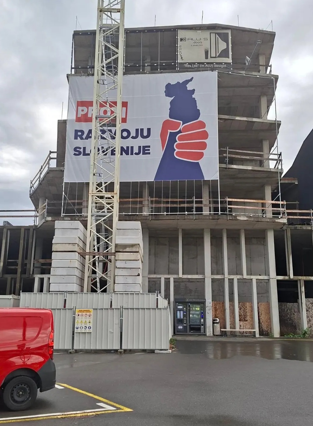 Konfederacija sindikatov javnega sektorja Slovenije opozarja, da se po Sloveniji pojavljajo plakati, ki posnemajo grafično podobo njihove sindikalne akcije PROTI razkroju Slovenije. Nekateri slogan spreminjajo v PROTI razvoju Slovenije, eden pa je po navedbah KSJS usmerjen neposredno proti predsedniku konfederacije Branimirju Štruklju. Ta je zaradi plakatov na policiji v Ljubljani vložil kazensko ovadbo zoper neznanega storilca.