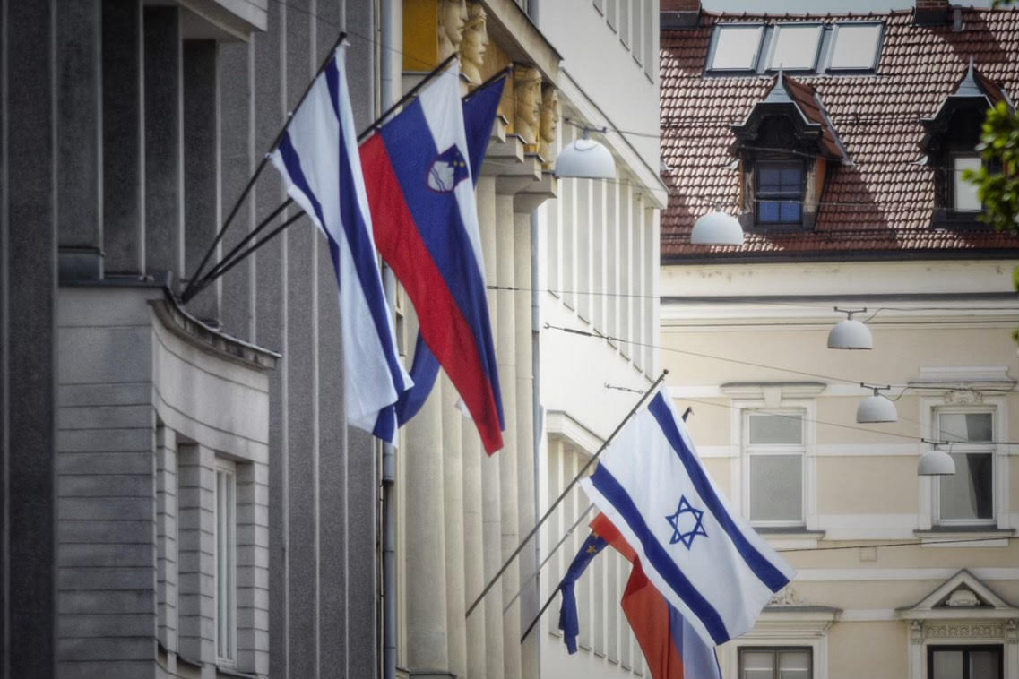 Izraelske zastave na vladnih stavbah v Ljubljani v času tretje Janševe vlade.