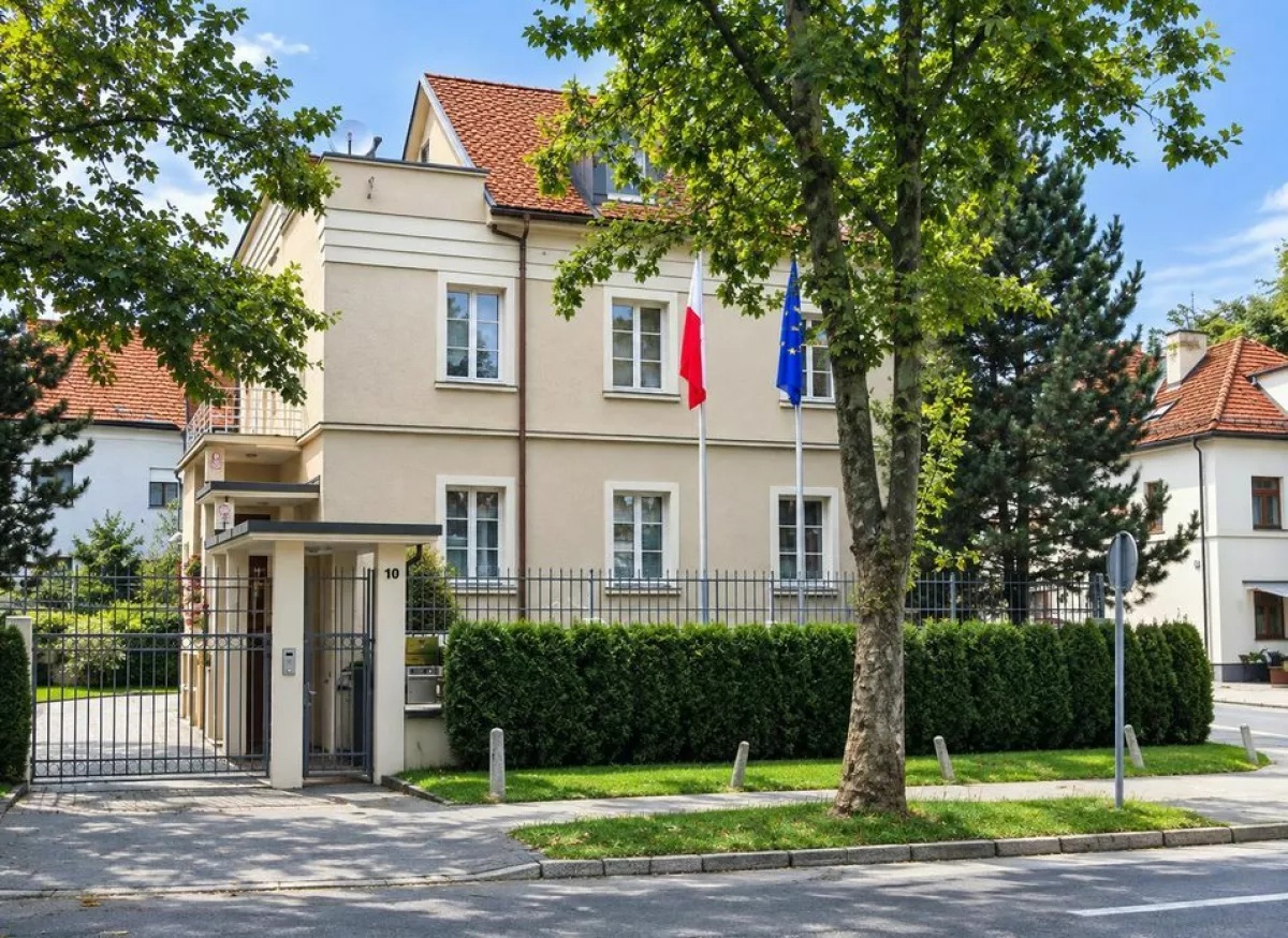 Iz konzularne stavbe v Ljubljani padel diplomat&nbsp;