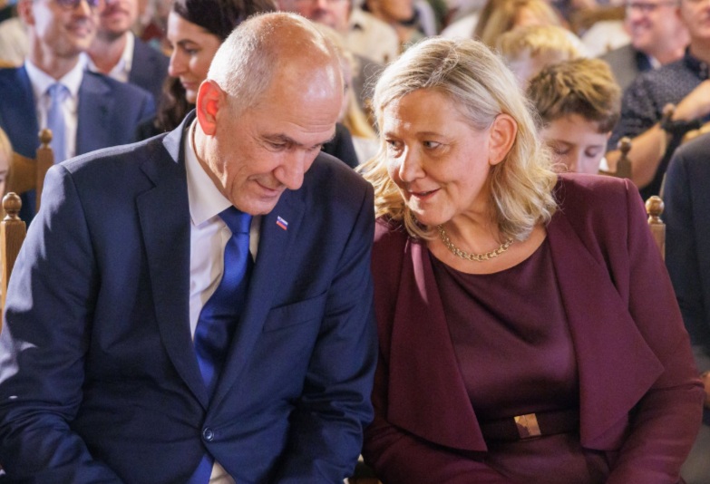 Okoli Janše je bazen, poln občudovalcev