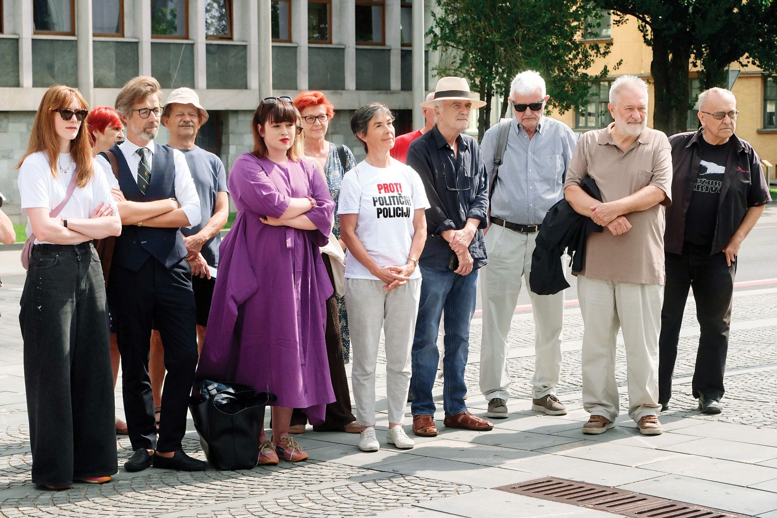 Pobudniki referenduma o »politični policiji« so 21. julija v parlament prinesli 44 tisoč overjenih podpisov. Novi zakon o parlamentarni preiskavi poslancem državnega zbora omogoča, da preiskujejo, kogar želijo, preiskovanci pa, razen redkih izjem, med preiskavo nimajo možnosti pravnega varstva.