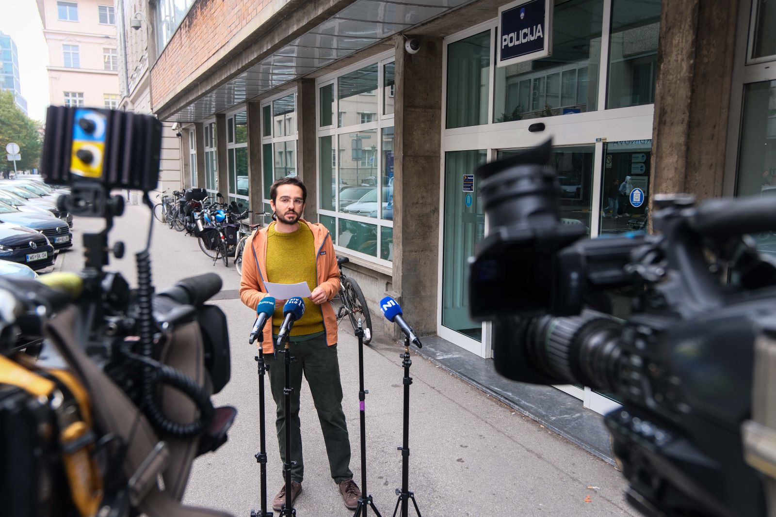 Današnja novinarska konferenca pred policijsko postajo na Trdinovi ulici v Ljubljani