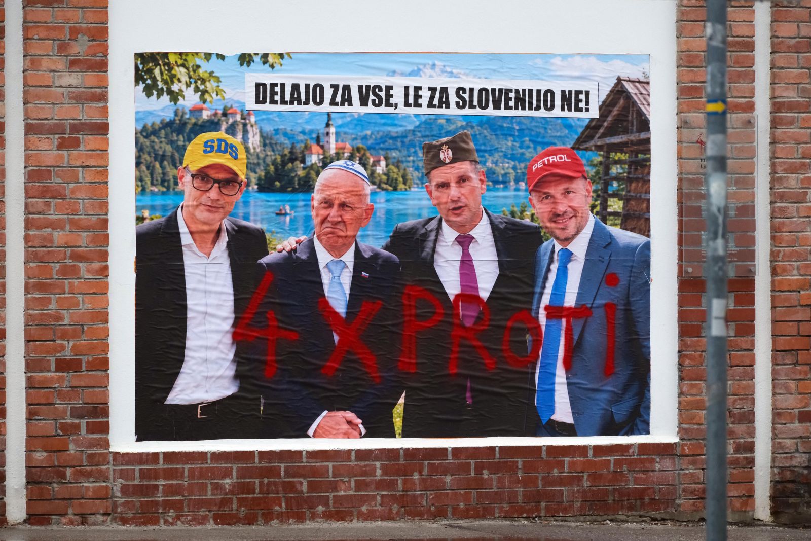 Ste opazili plakate?