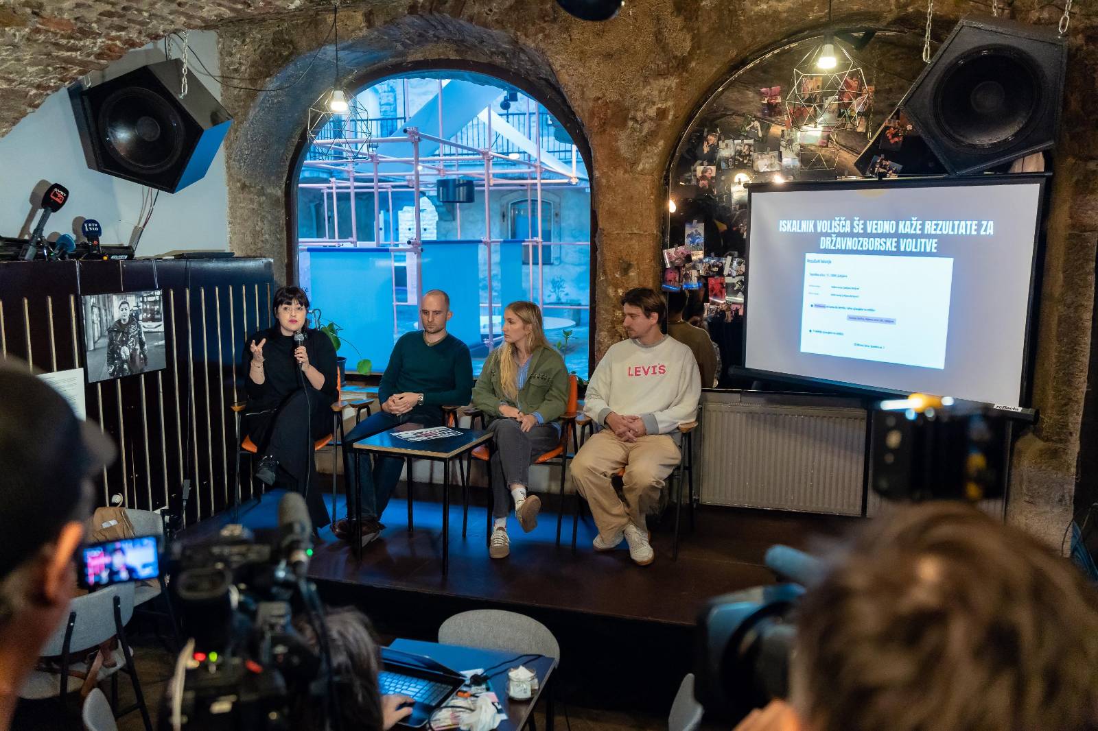 Novinarska konferenca v Pritličju