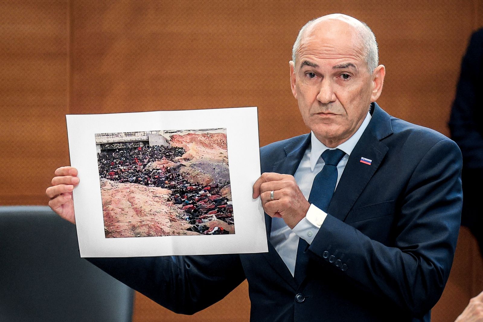 Pomagajmo Janezu Janši