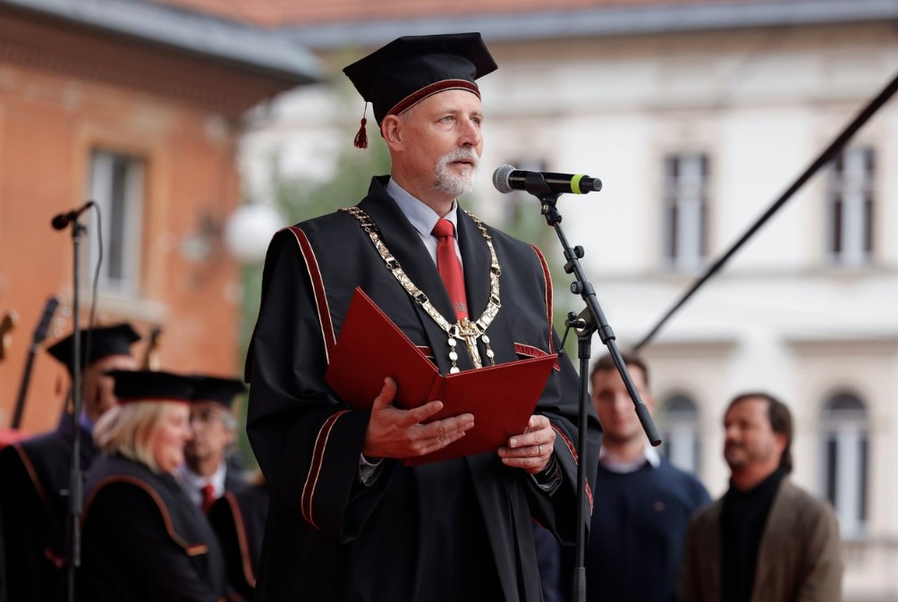 Kaj storiti, če želimo več zdravnikov ali učiteljev?