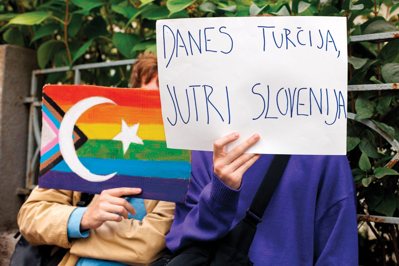Solidarnostna akcija s turško skupnostjo LGBTQI+ pred veleposlaništvom Turčije | Luka Dakskobler