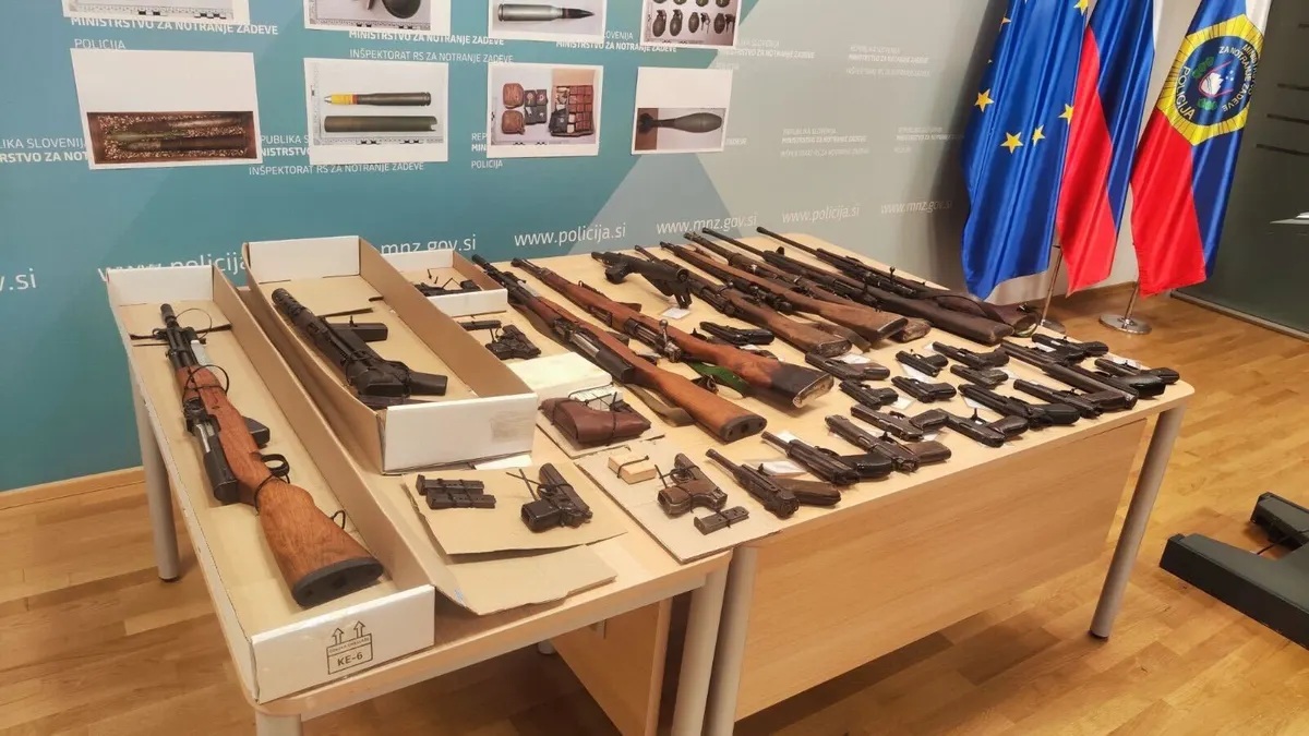 Razstavljeni del zaseženega orožja