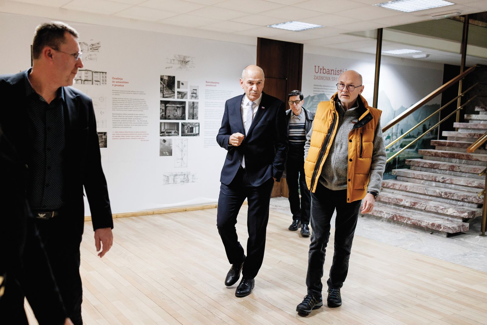 Uživajmo, dokler še lahko! Koalicija Janeza Janše in Jelka Kacina na pogovornem večeru Janeza Janše Koalicija z volivci v Kranju. | Luka Dakskobler