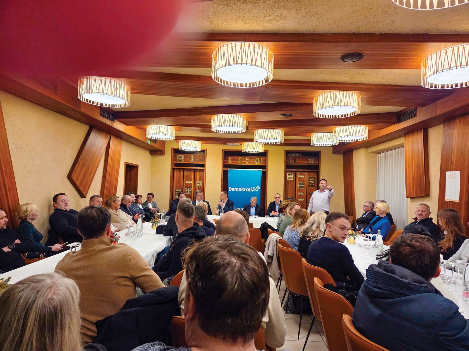 Anže Logar je v trebanjski hotel Opara prišel s Senkom Pličaničem »za okolje«, Tadejem Ostrcem »za zdravstvo« in Mirkom Požarjem za »gospodarstvo«. Ljudem se je zdelo, da so vsaj prve tri že nekje videli.