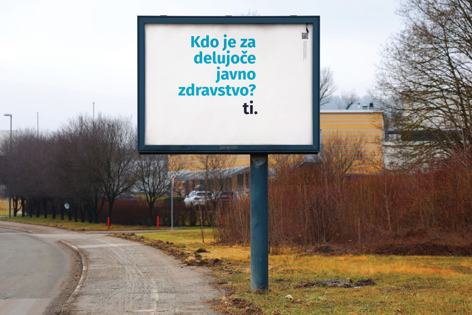 Plakatna kampanja Demokratov Anžeta Logarja. Pred končnico »-ti« manjka nekaj črk, da bi se izpisalo ime stranke.