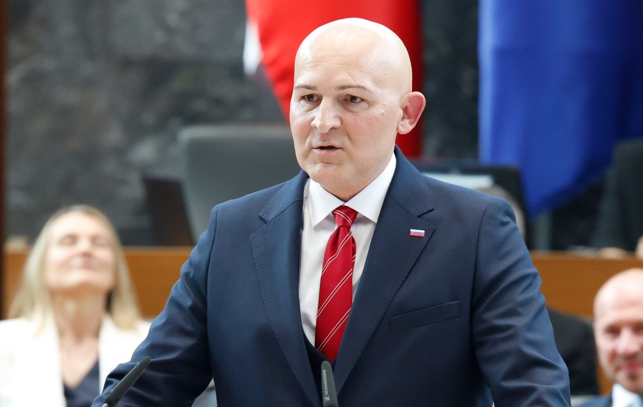 26.000 evrov za letalske karte ministra in dveh uslužbencev&nbsp;