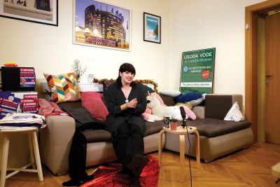 Nika Kovač na sivem kavču v pisarni Inštituta 8. marec, na katerem so pred desetimi leti potekali prvi sestanki inštituta. Ekipa se je od takrat precej razširila in vodi odmevne kampanje tako doma kot po svetu.