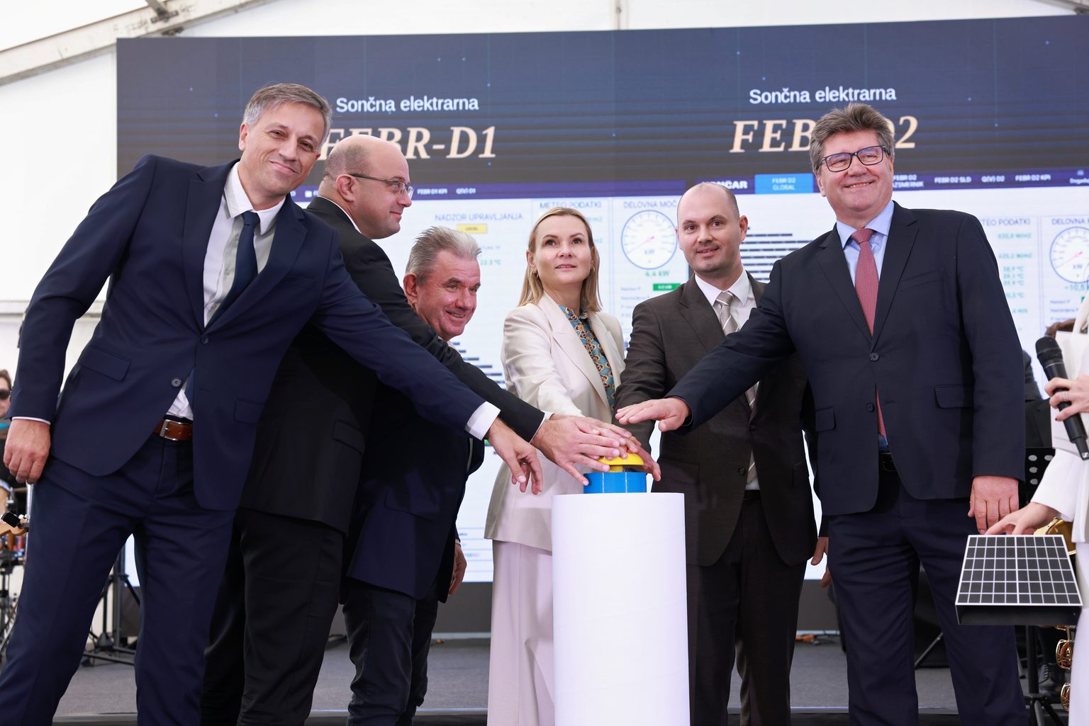 V družbi HESS so teden nazaj ob Hidroelektrarni Brežice slovesno odprli dve novi sončni elektrarni, ki dopolnjujeta prvo veliko sončno elektrarno ob HE Brežice, ki je začela obratovati že pred tremi leti. Na odprtju je bila tudi ministrica SDS Polona Rifelj, ki sicer ne verjame oziroma razume podnebnih sprememb. Na vprašanje: Ali vi verjamete v znanstveno dejstvo, da so fosilna goriva tista, ki povzročajo podnebne spremembe. In kakšne ukrepe nameravate predlagati za blaženje. Je odgovorila: Ali je pomembno, v kaj jaz verjamem kot ministrica? Izključno poslušam stroko. Znanost. Verjamem v dva spola, ne 16. To pravi znanost.