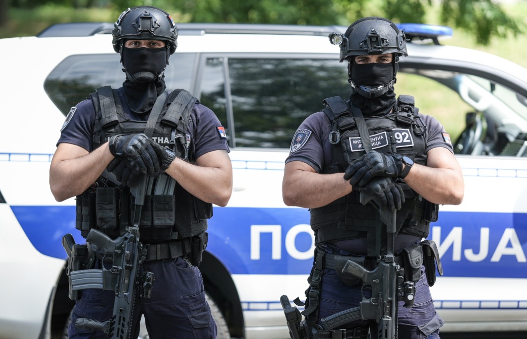Policist pred izraelskim veleposlaništvom ubil mladoletnika