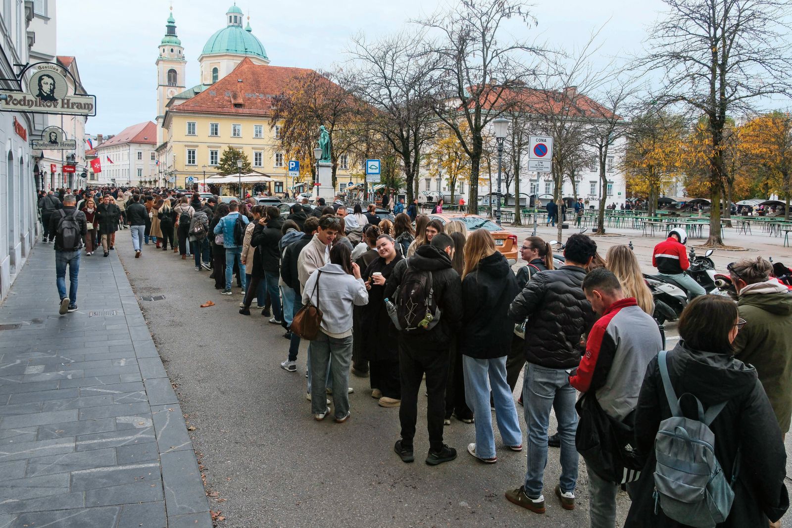 Foto tedna: Dolga vrsta ljudi, ki so prišli volit na Veleposlaništvo Republike Srbije na Ciril-Metodovem trgu v Ljubljani | Janez Zalaznik