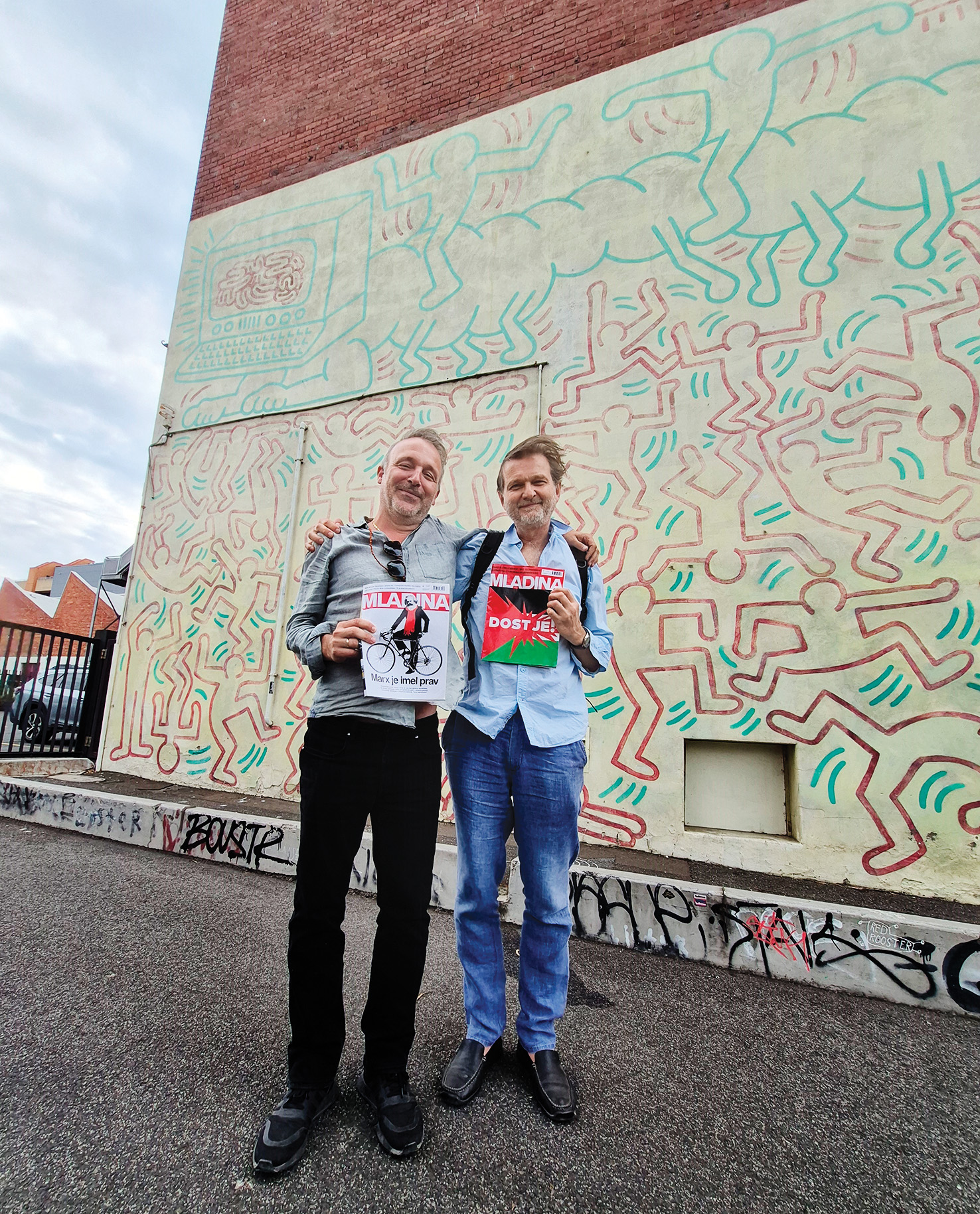 Alen Ožbolt in Oliver Vodeb pred legendarnim grafitom Keitha Haringa iz leta 1984, Melbourne, AUS | Adam Lucas