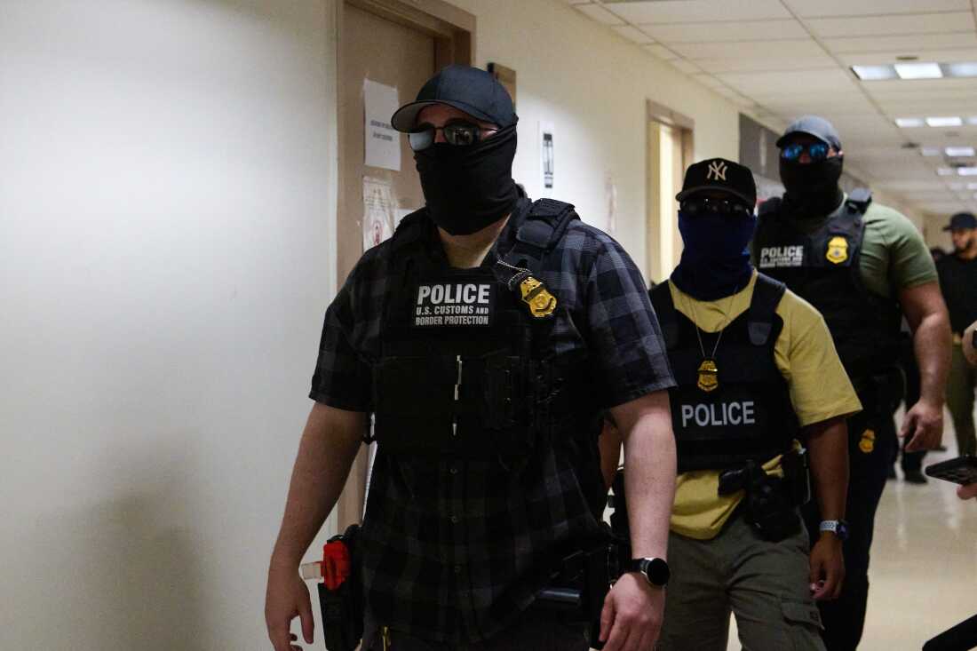 Blokada prepovedi mask za agente ICE