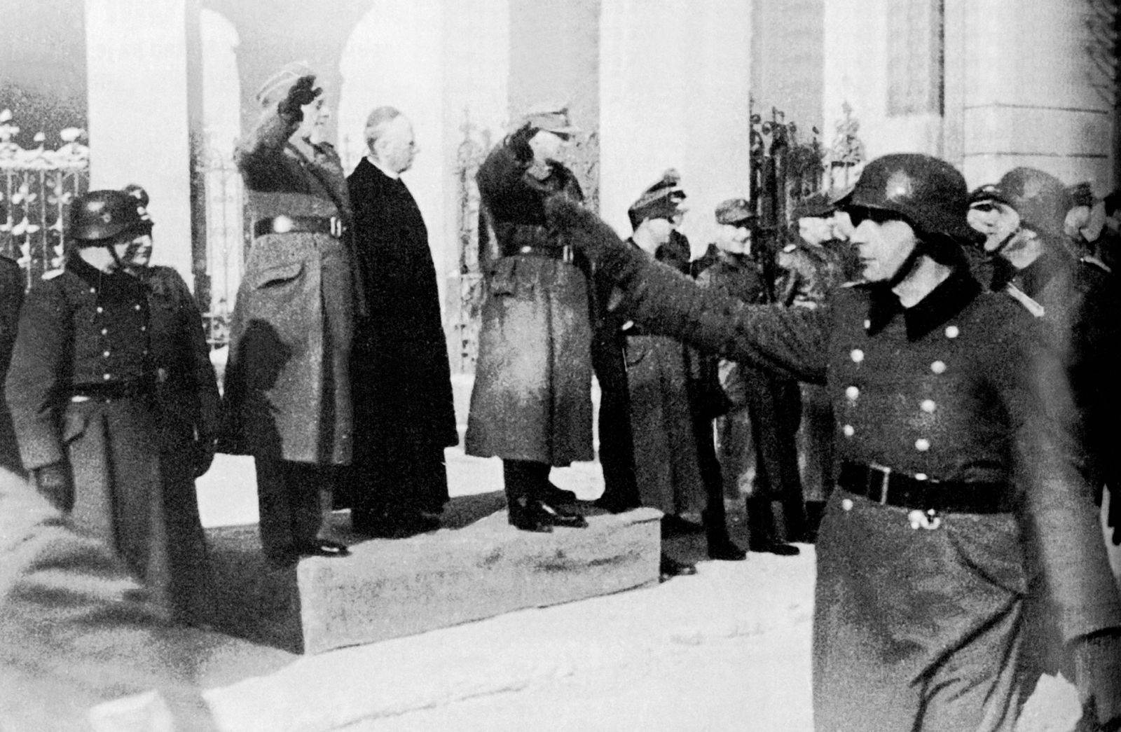 Mimohod po drugi domobranski prisegi 30. januarja 1945. Zraven Leona Rupnika stojita ljubljanski škof Gregorij Rožman in Erwin Rösener, ki je bil v Sloveniji zadolžen za protipartizanski boj, odgovoren je bil za poboje ujetnikov, mučenja, streljanje talcev, požige vasi, deportacije v taborišča.
