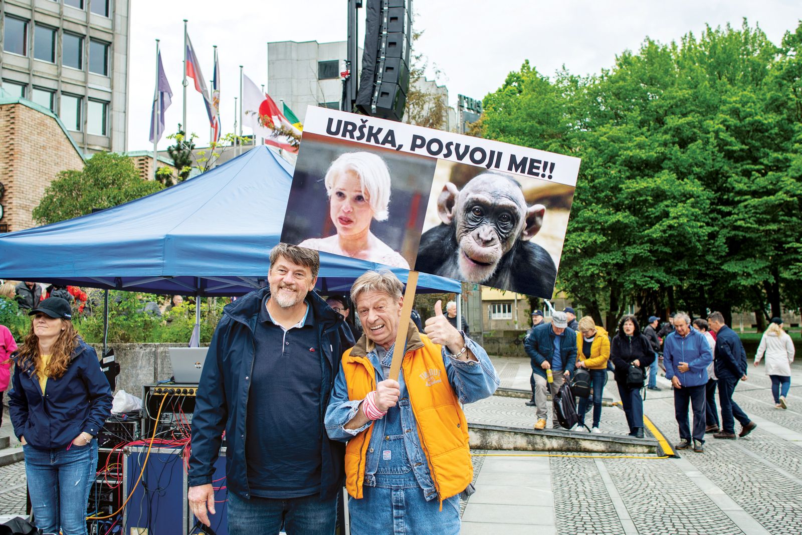 Boris Tomašič (levo, fotografiran na protestu Ruparjevih upokojencev), odgovorni urednik, voditelj in solastnik televizije Nova24TV, slovenski Steve Bannon, samozvani borec za malega človeka in Resnico, je gledalcem zamolčal, da je v letih 2020 in 2022 v povprečju iz omrežja SDS prejemal kar 7170 evrov nagrade na mesec.