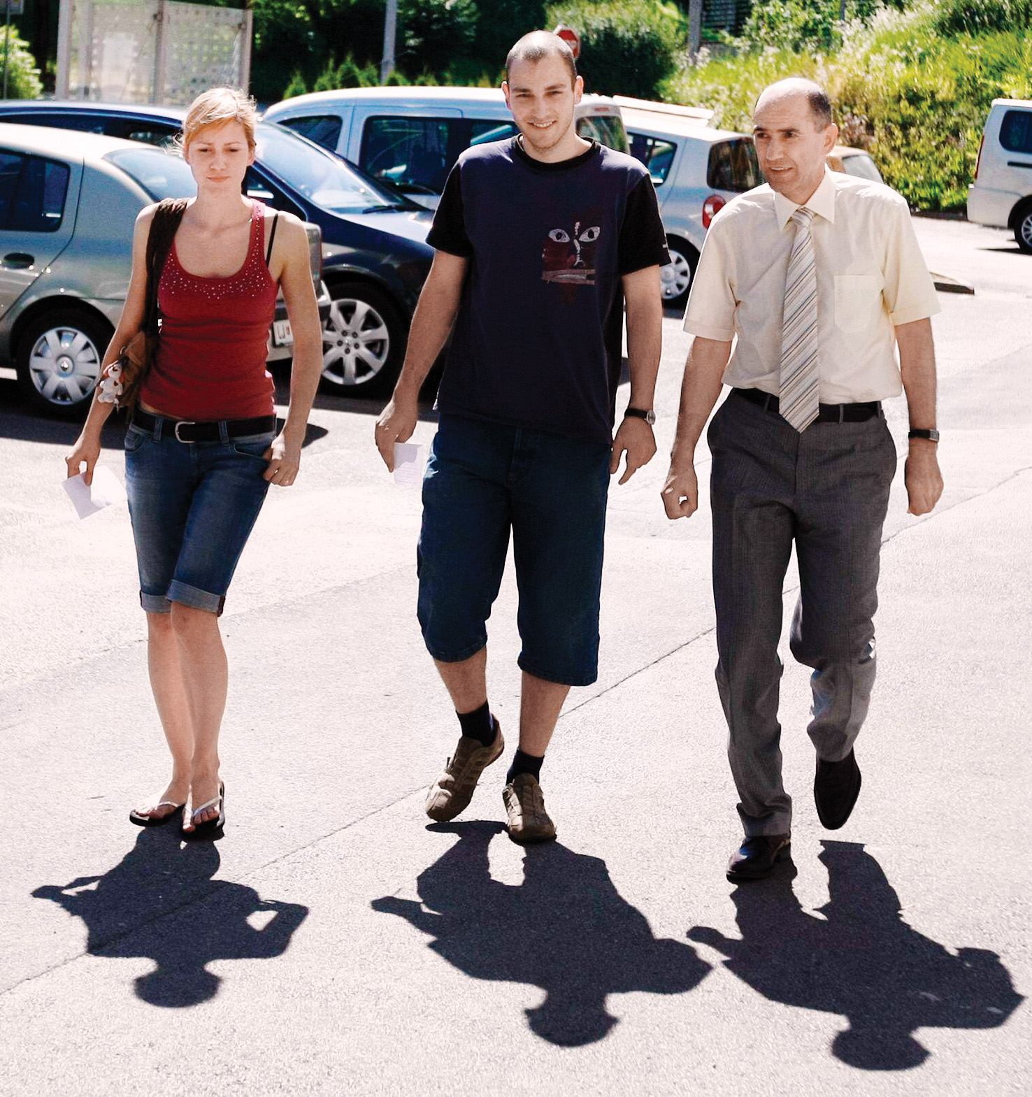 Janez Janša gre na državnozborske volitve leta 2008 s hčerko Niko Janša in sinom Žanom. Nika je čez nekaj let na nenavadnem razpisu dobila službo v državnih Plinovodih, Žan pa je že kmalu postal eden najuspešnejših poslovnežev ... v omrežju podjetij stranke SDS.