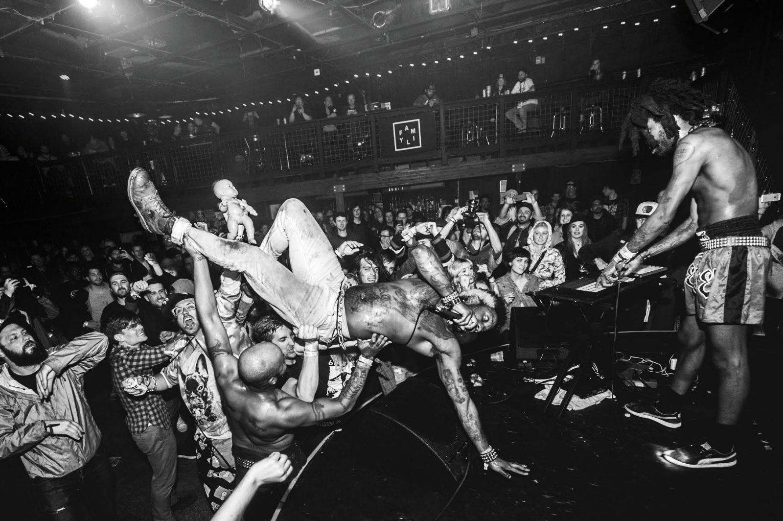 Nastopi ameriškega horrorcore dvojca Ho99o9 so kot maše kaosa, ki brišejo mejo med odrom in mosh pitom.