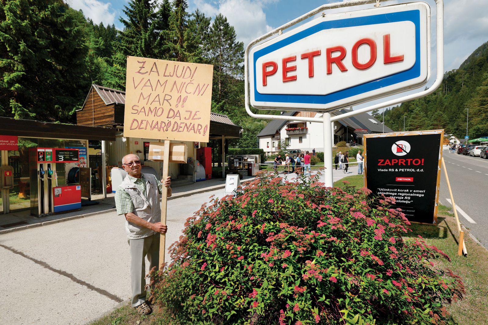 Lani so njihov dobiček ogrožale črpalke v manjših krajih (na fotografiji Solčava), letos pa dvig minimalne plače. Dobički pa rastejo. 
