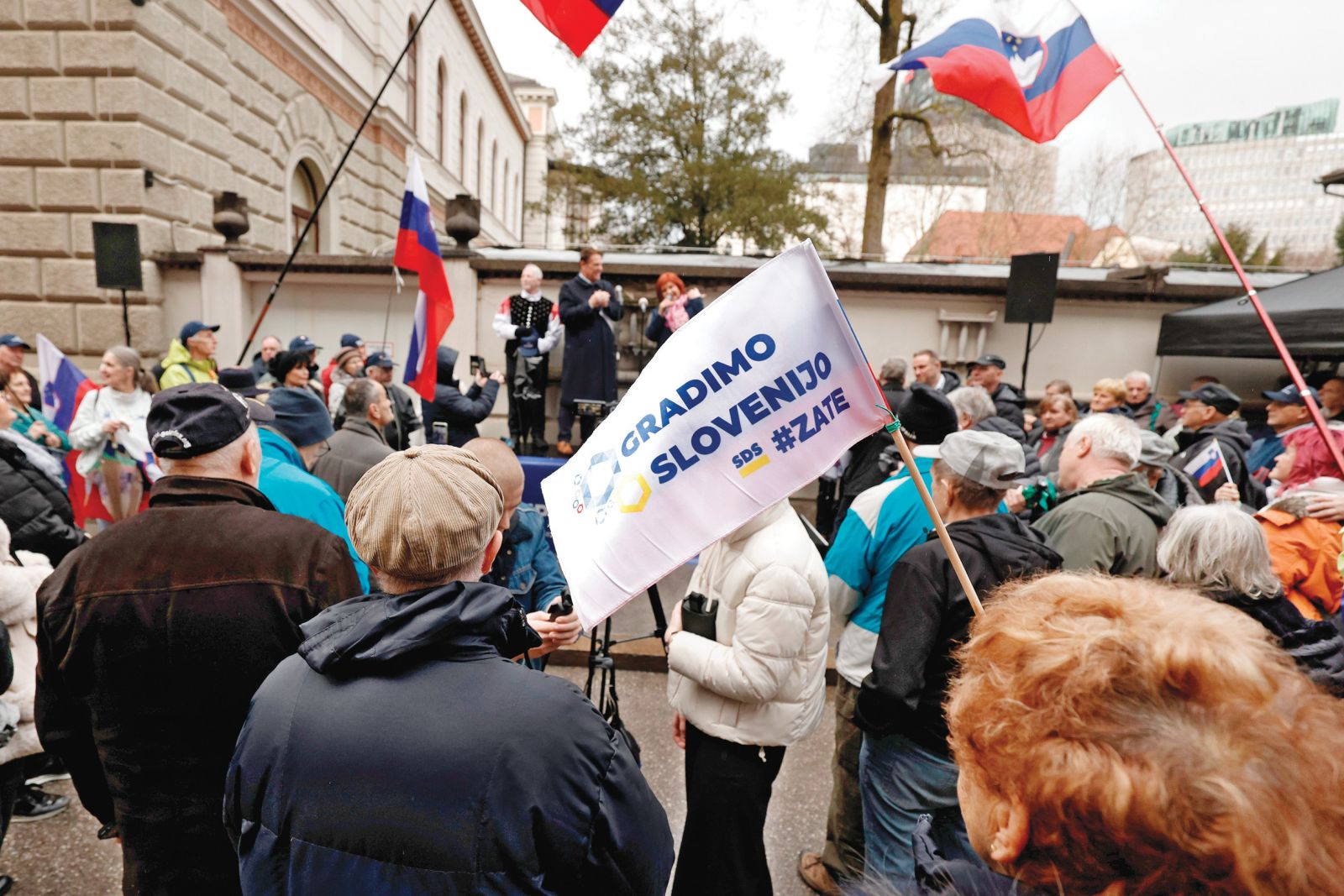 Zborovanje neodvisnih Ruparjevih upokojencev pred vlado | Luka Dakskobler