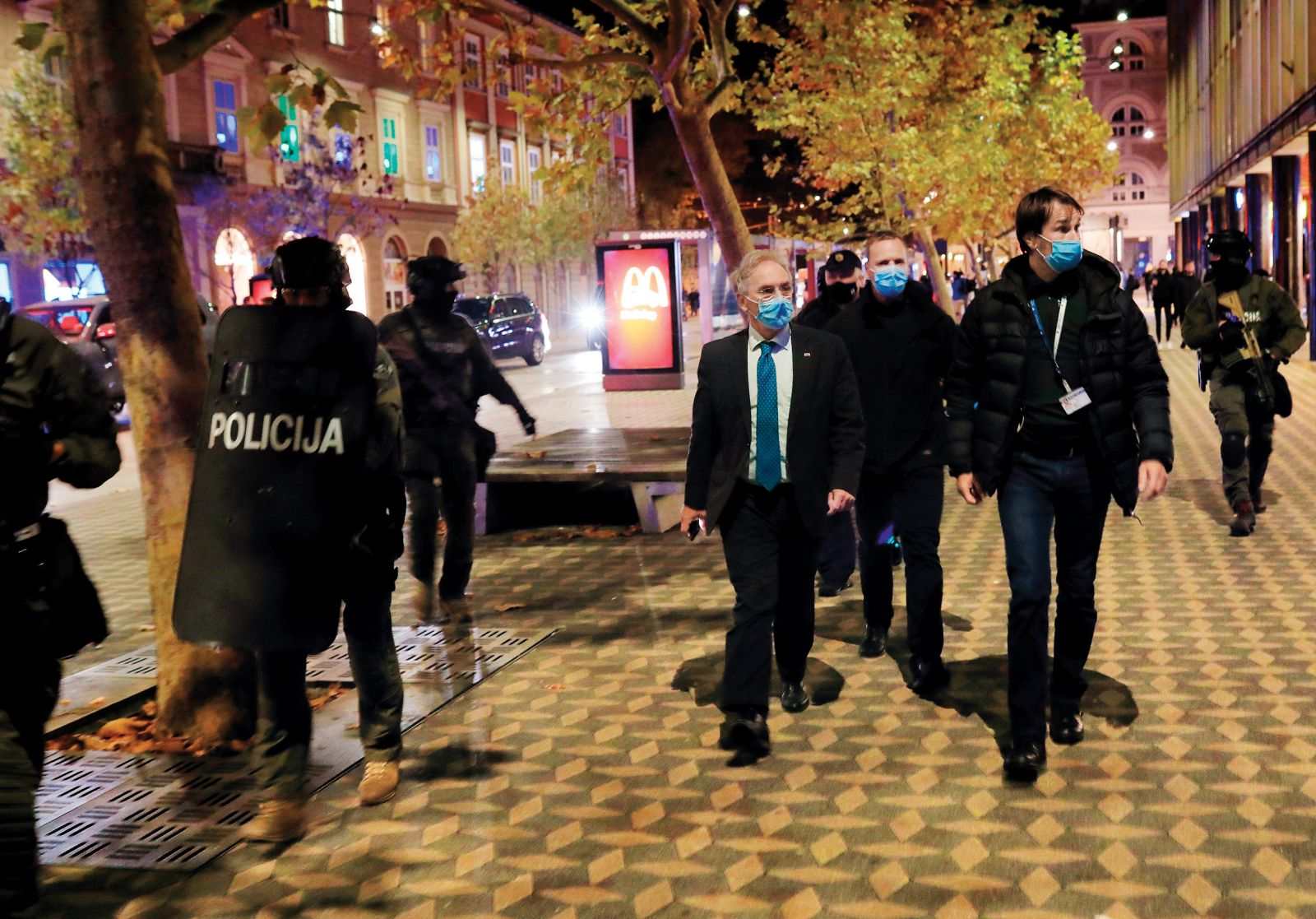 Aleš Hojs, minister za notranje zadeve, na ulicah Ljubljane novembra 2020, v času protivladnih demonstracij. V ozadju zamaskirani specialci s puškami v rokah.