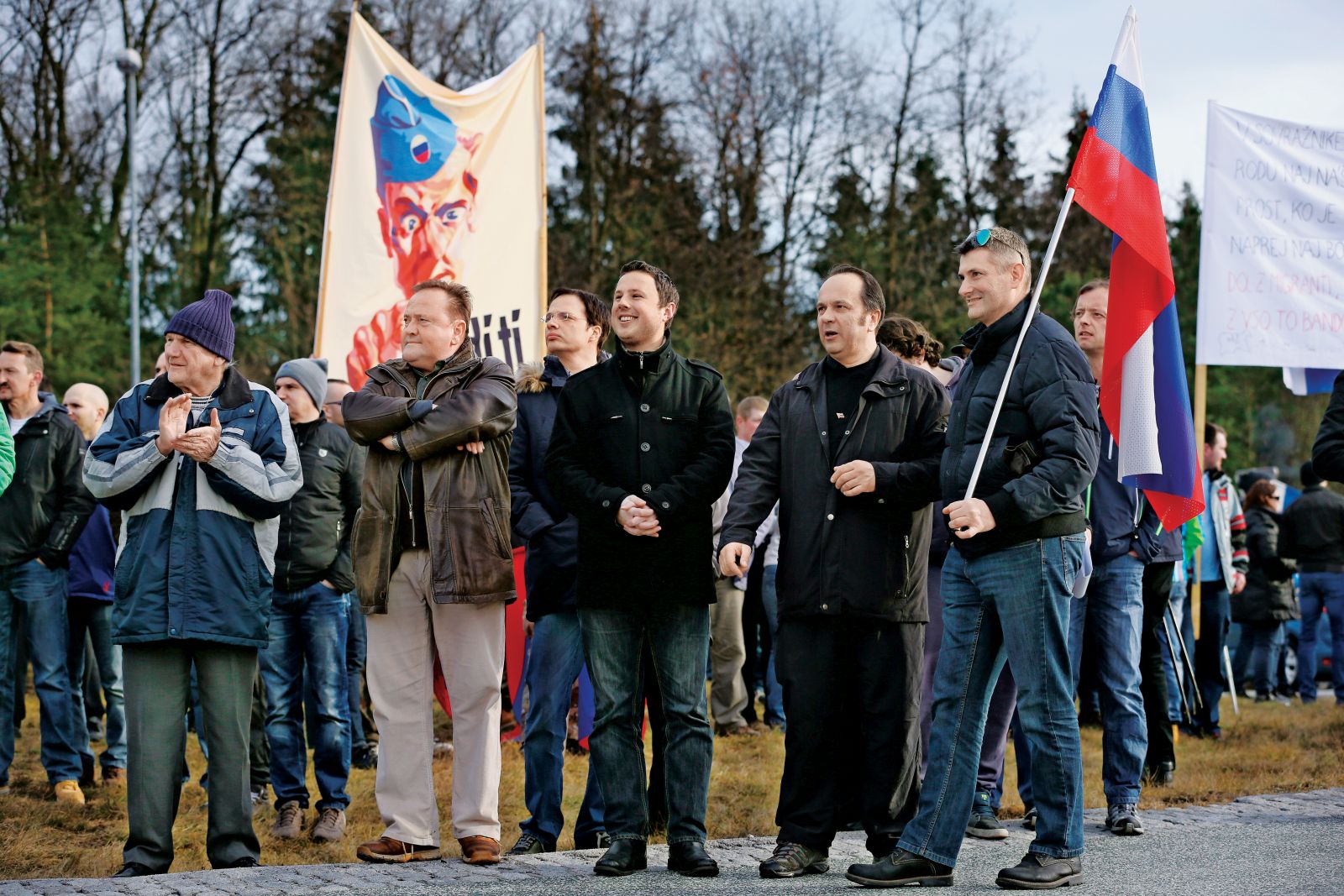 Žan Mahnič in Branko Grims na »spontanem« shodu v Šenčurju leta 2016. Zbrani so protestirali proti domnevni ureditvi centra za migrante.