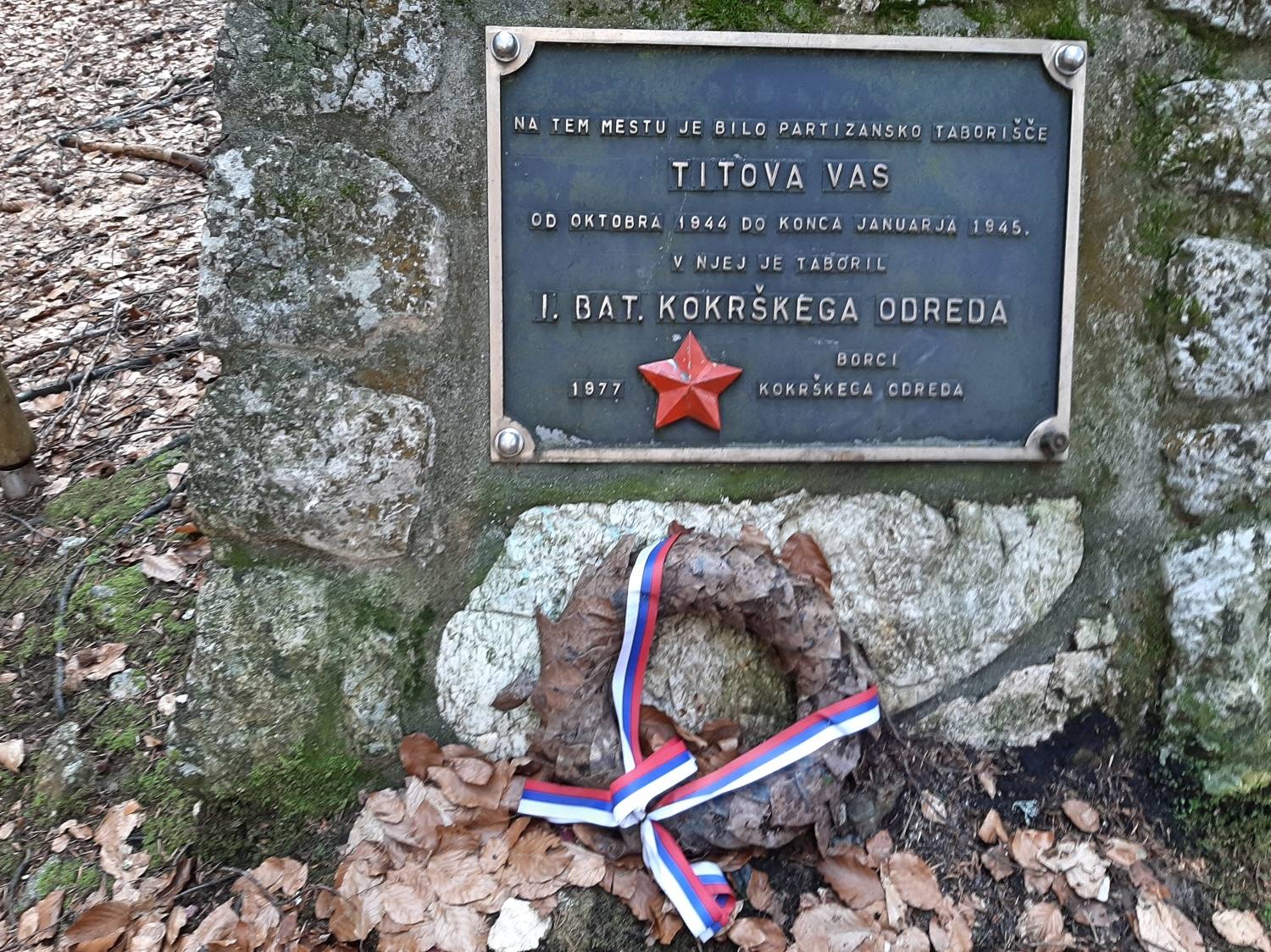 V Titovi vasi ukradi partizanski plošči