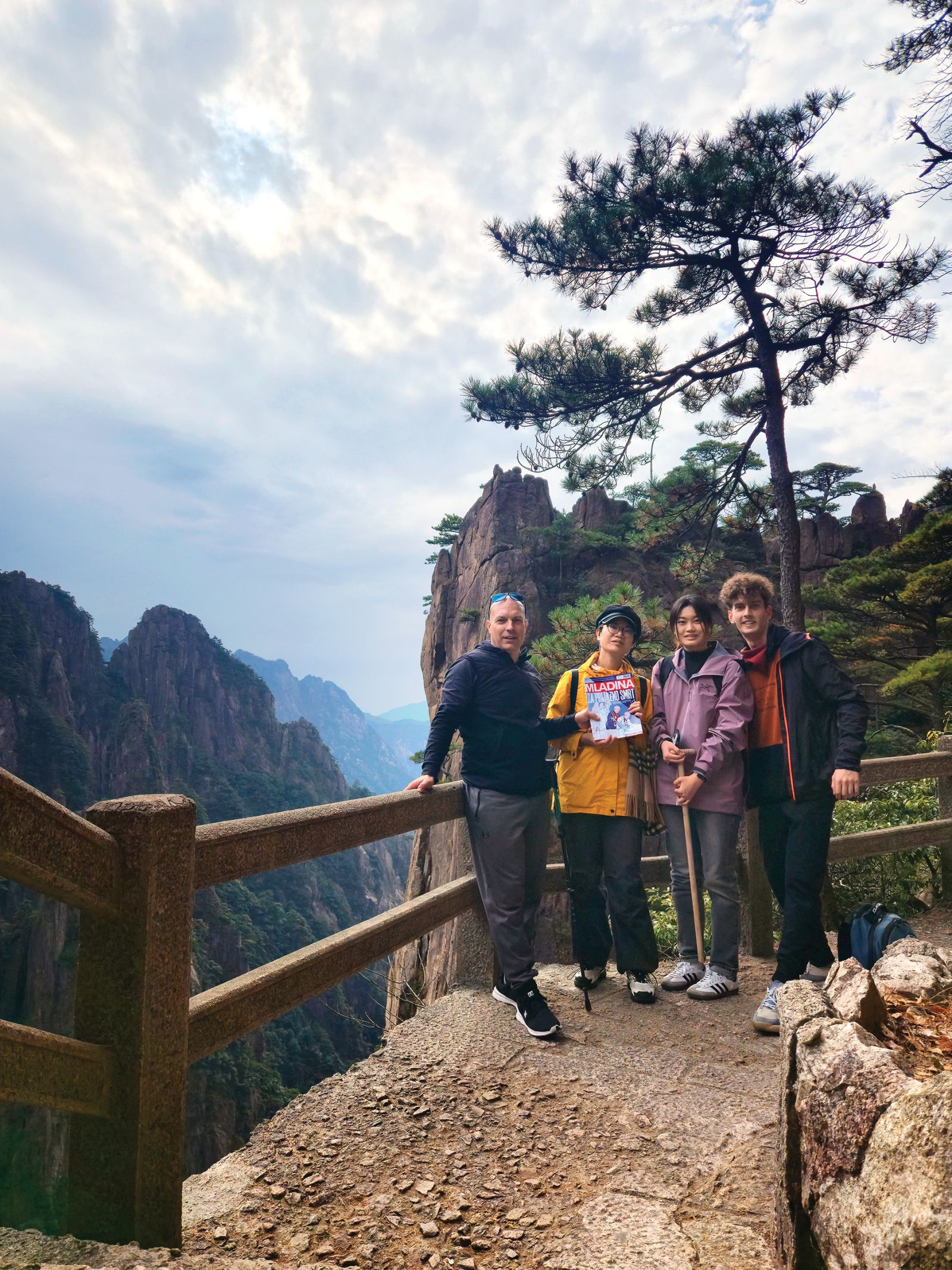Huangshan (Rumene gore), gorsko območje v južni provinci Anhui, Kitajska | Miha in Gal