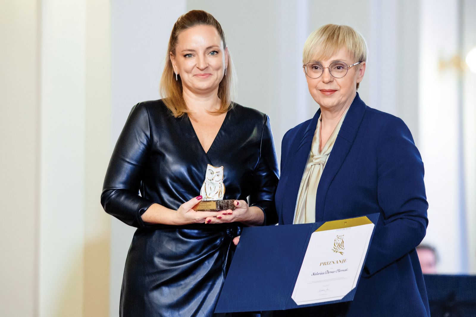 Nataša Pirc Musar je Katarini Bervar Sternad leta 2023 podelila priznanje za delo na področju človekovih pravic. | Gašper Lešnik