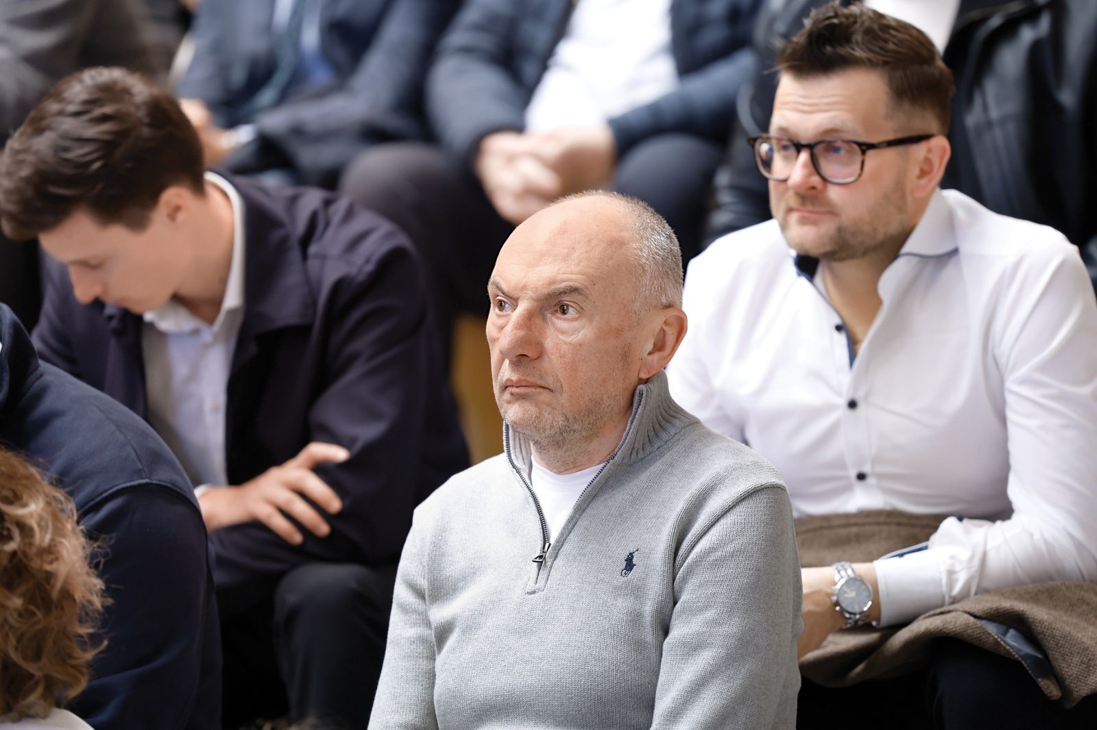 S tribune je predstavitvi kandidatov pozorno prisluhnil tudi Aleš Šabeder, bivši generalni direktor UKC Ljubljana in v času vlade Marjana Šarca minister za zdravje. Ob nastopu vlade Roberta Goloba je bil prav tako del ožje ekipe bivšega zdravstvenega ministra Danijela Bešiča Loredana, pod katerim je vodil urad za nadzor, kakovost in investicije v zdravstvu.