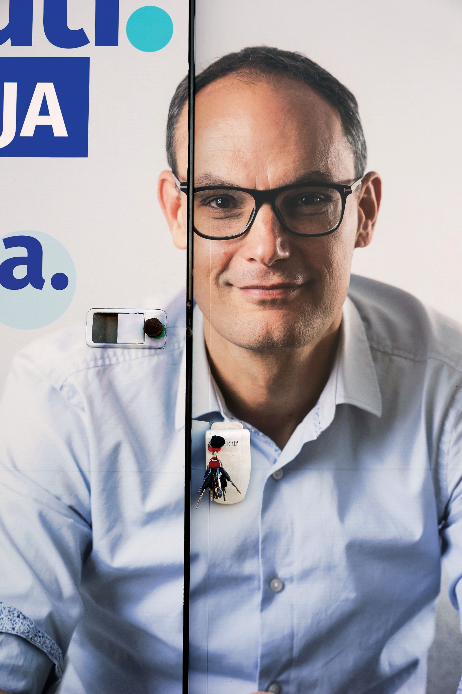 Janez Janša ima že skoraj celotno politično kariero enako težavo. Zaradi svoje odbojnosti ne more sestaviti vladne koalicije. Zato, poleg servilne Nove Slovenije, nujno potrebuje tretjega partnerja. To vlogo je pred leti odigral Gregor Virant, na zadnjih volitvah je bil takšen projekt zavezništvo Povežimo Slovenijo – sedaj pa Janša karte stavi na Anžeta Logarja. Brez njega ne bo mogel sestaviti vlade. (Na fotografiji tovornjak s hitro prehrano – Demokrati, prej Lars & Sven burgerji) 