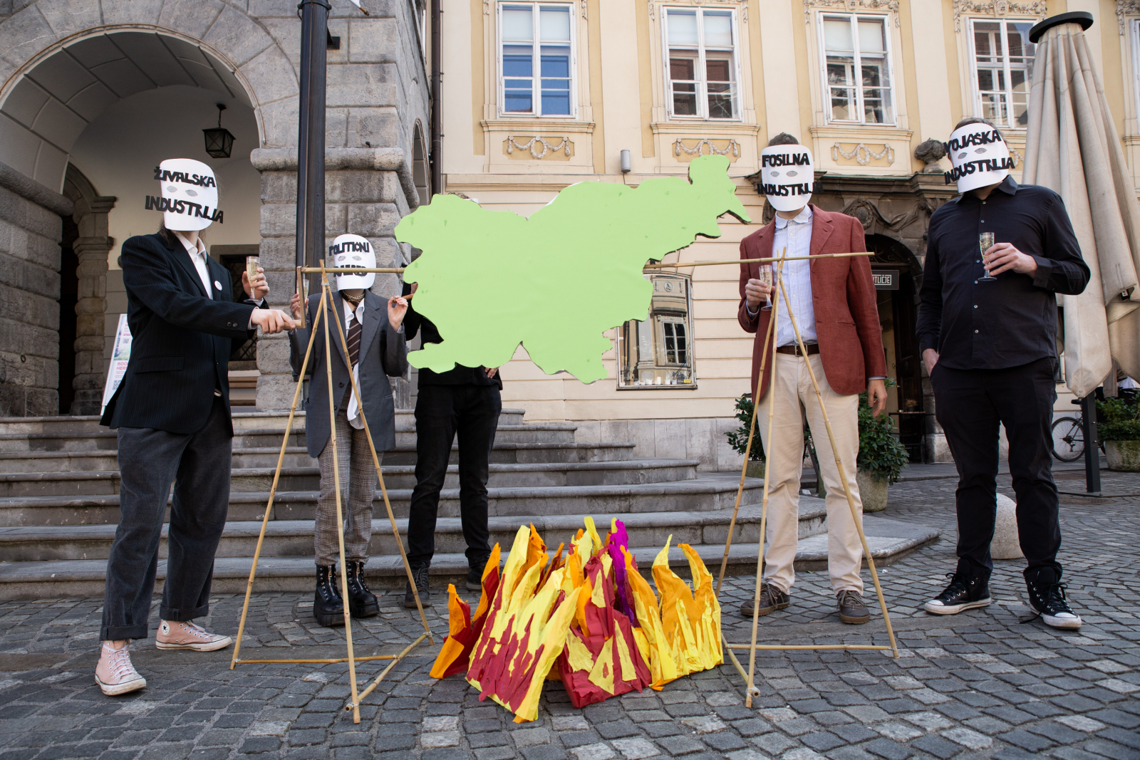 Okoljski aktivisti pred Mestno hišo v Ljubljani 