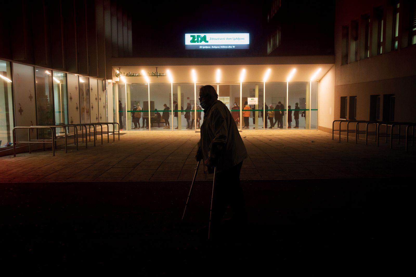 Ljubljana Bežigrad, januar 2023, čakanje na opredelitev pri družinskem zdravniku. Na začetku mandata vlade Roberta Goloba je ministrstvo za zdravje poskušalo dolge čakalne dobe reševati s finančnimi injekcijami, ki so jih bili deležni tudi koncesionarji. Ker pa so lahko zato koncesionarji zdravnikom ponudili višje plače, so se ti začeli seliti k njim iz javnega zdravstva.