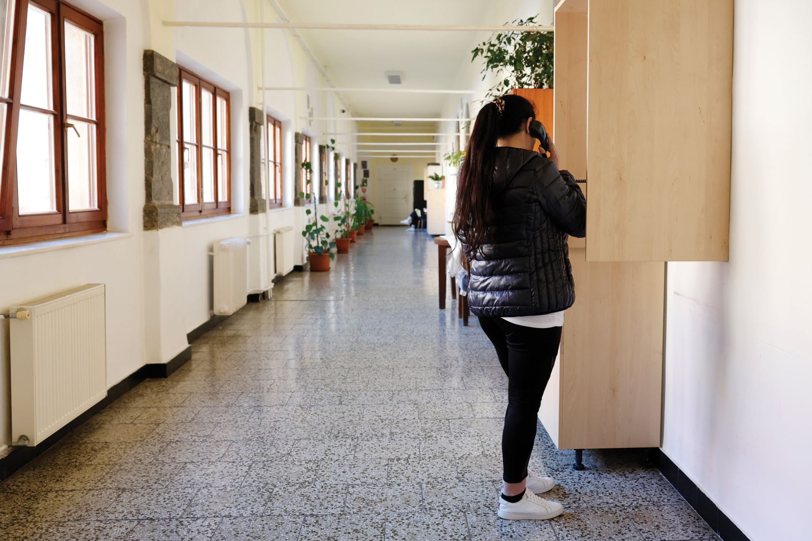 Dostop do spleta ni omogočen, mobilni telefoni so prepovedani, dovoljena pa je komunikacija z zunanjim svetom z uporabo stacionarnega telefona.