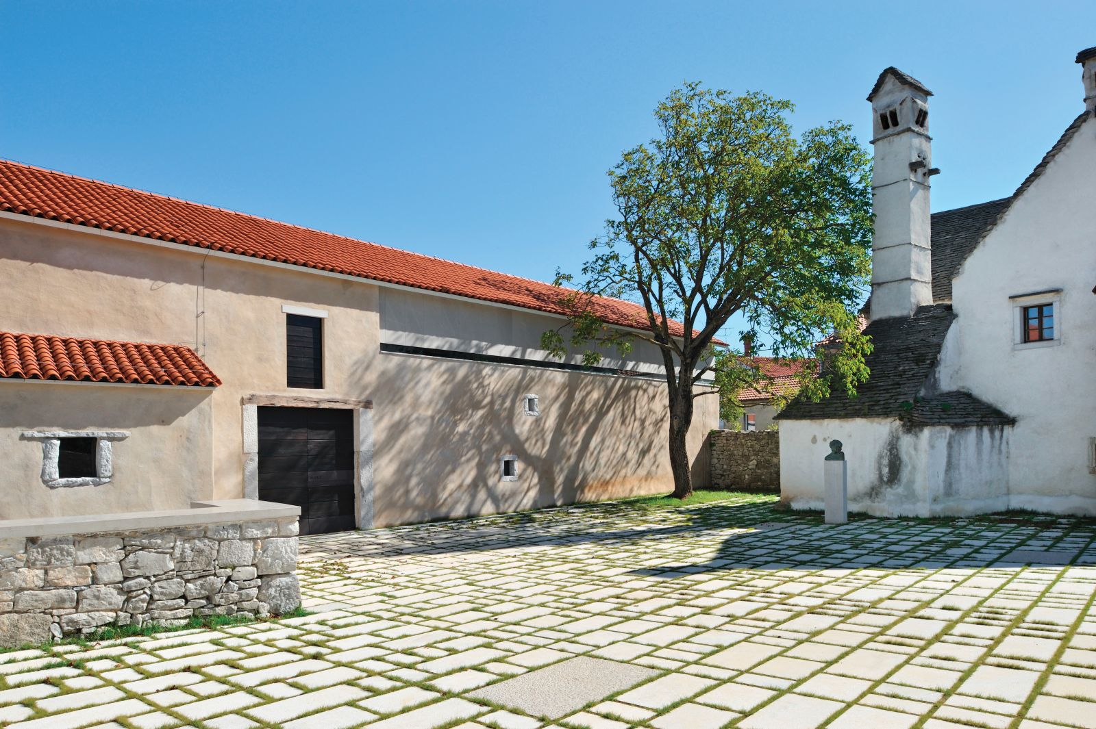Bolčina in Milčinović sta kot študenta pod mentorstvom Vojteha Ravnikarja (v sodelovanju s Tejo Savelli) zasnovala prenovo domačije v Divači, ki je leta 2013 prejela Plečnikovo nagrado. 