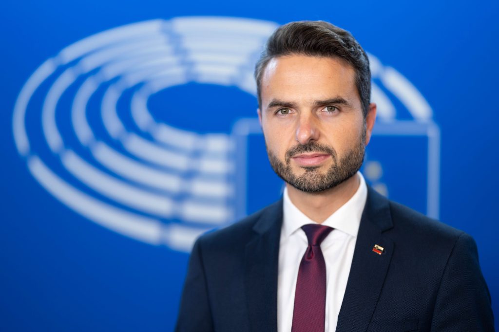 Bo Evropski parlament Mateju Toninu odvzel imuniteto?