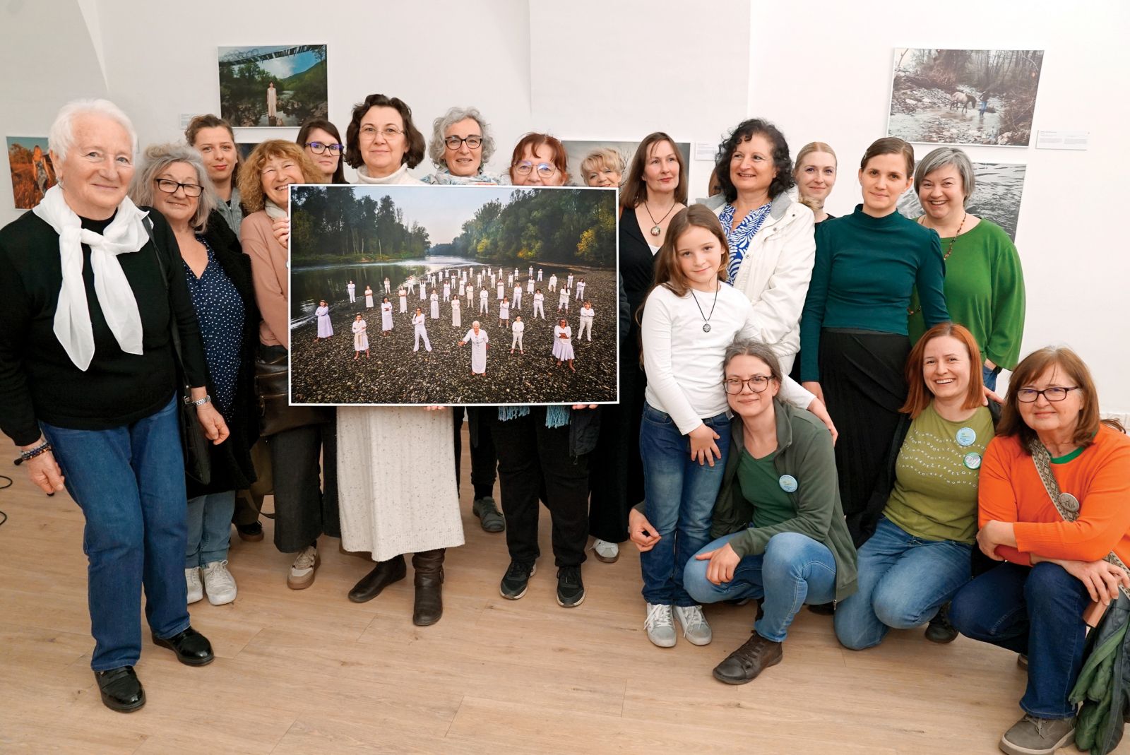Varuhinje Mure s fotografijo Katje Bidovec, razstava Varuhinje rek, MIKK, MS | Erik Valenčič