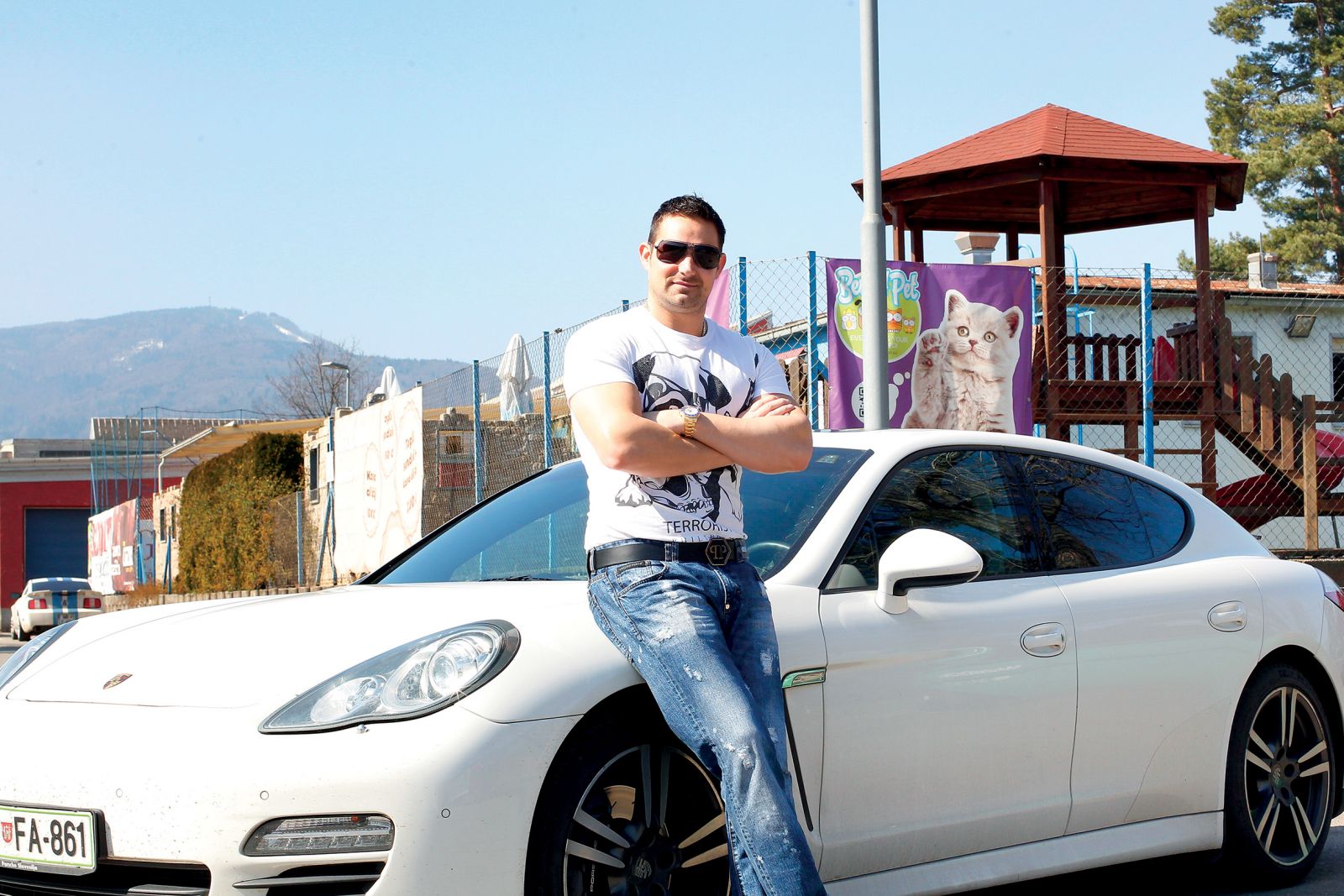 Rok Snežič, podjetnik, nekoč tudi zapornik, davčni svetovalec in človek, ki rad vlaga tožbe zoper novinarje.